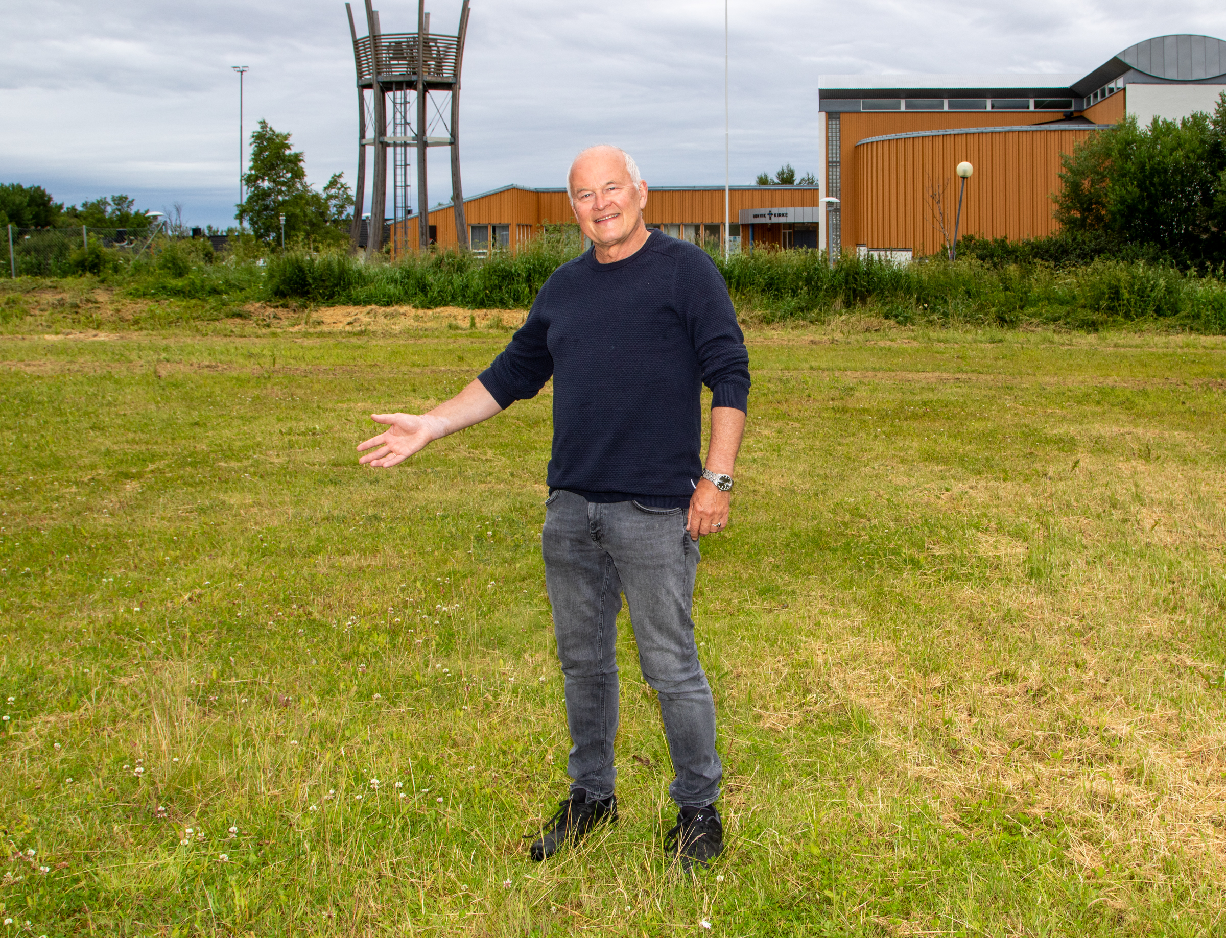 Prosjektleder Ståle Sårheim ønsker velkommen til leir. Han viser frem at gresset på leirområdet er slått og klargjort.    