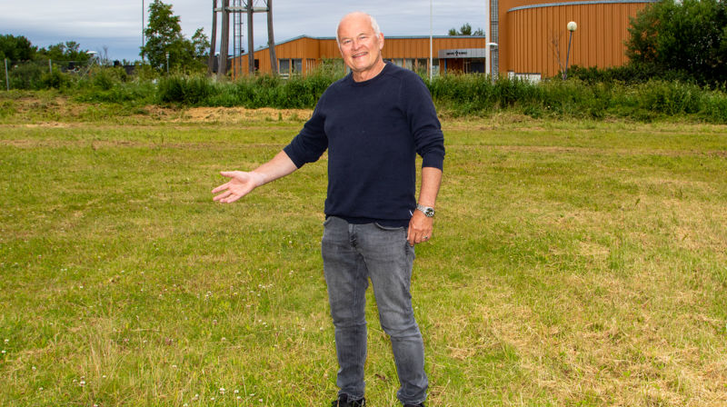 Prosjektleder Ståle Sårheim ønsker velkommen til leir. Han viser frem at gresset på leirområdet er slått og klargjort.