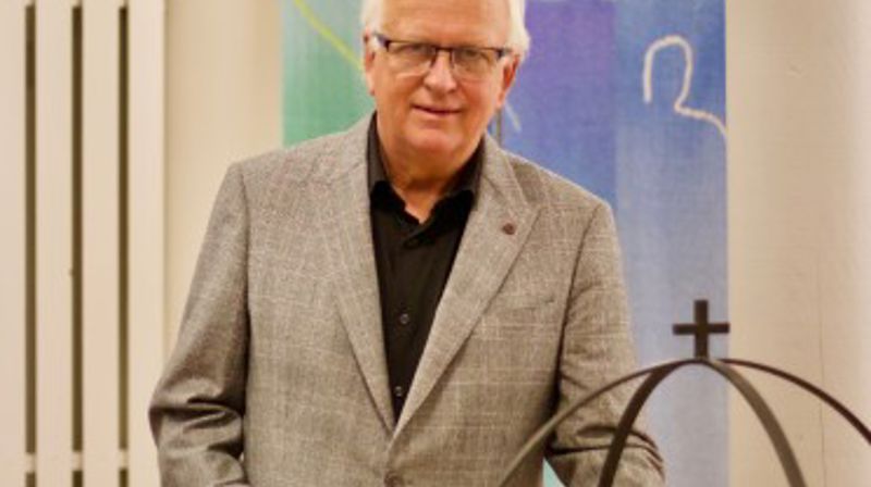 Eyvind Skeie tente lys i Rønvik kirke da kirkespillet hans ble satt opp i høst. Han står bak Norges kanskje aller mest kjente førjuls-salme, som opprinnelig ble skrevet for Barne-TV.  Foto: Tor Solheim