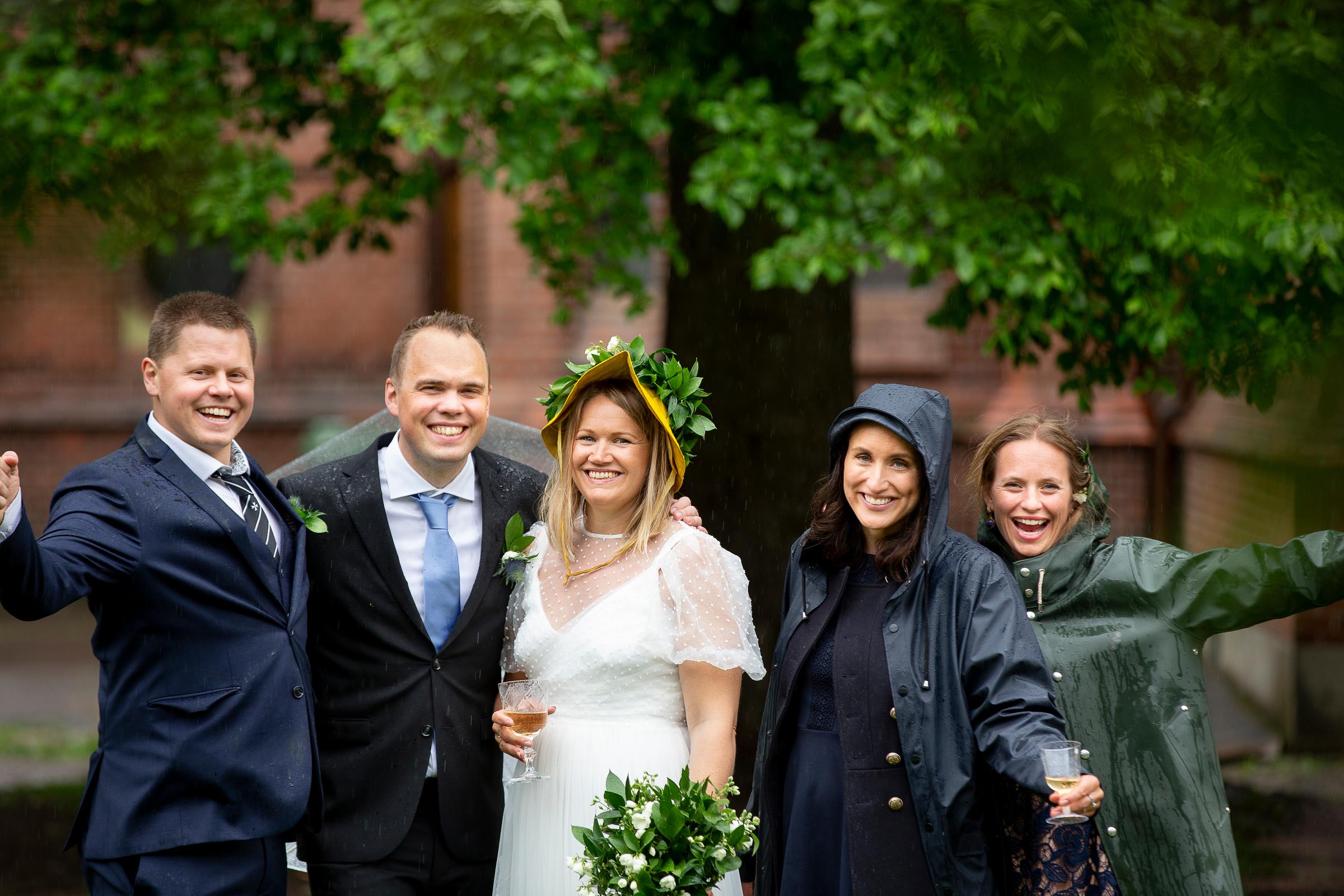 Nygift par med forlovere i regn. Foto: Kirkerådet/Bo Mathiesen