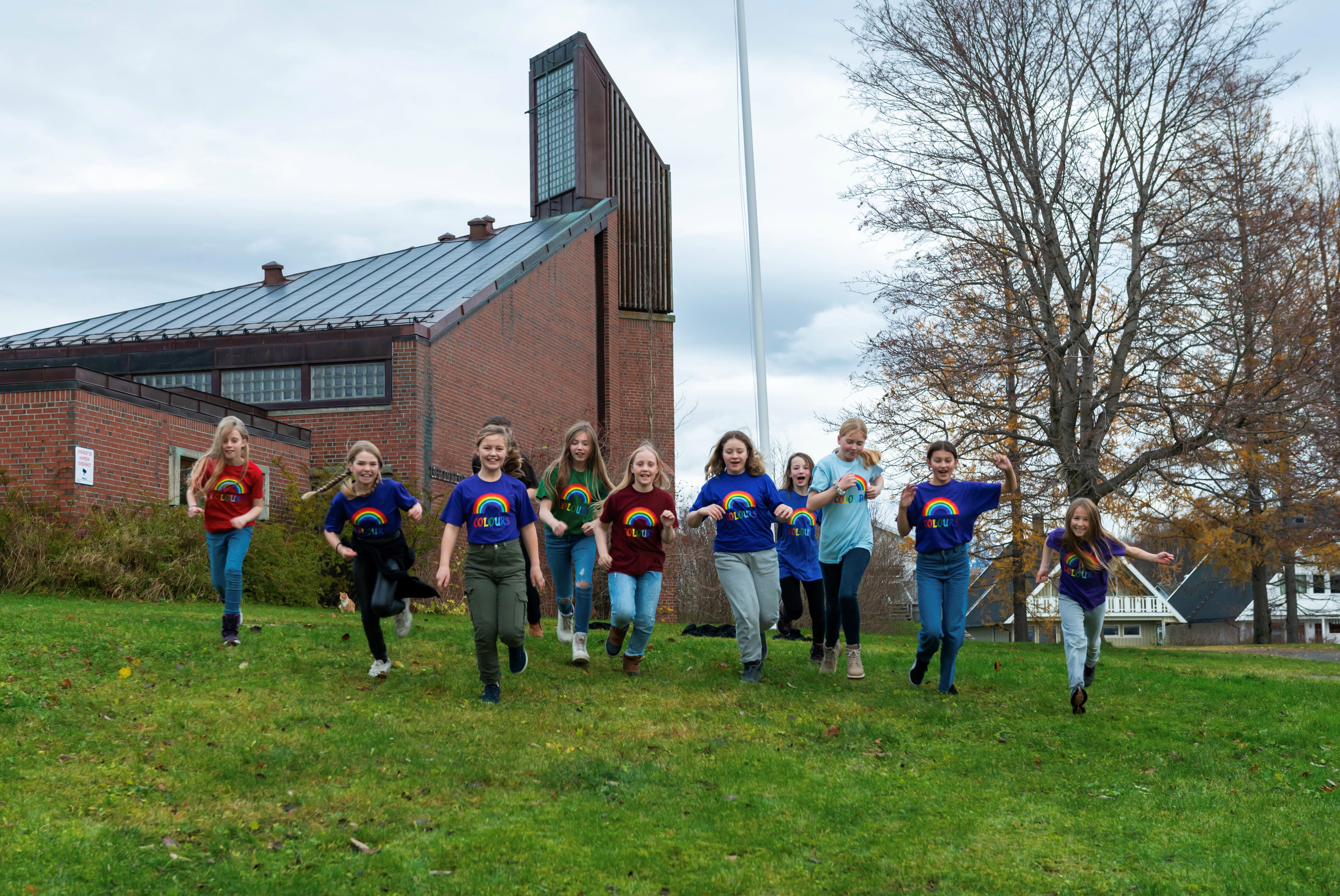 Barnekor utenfor Tverlandet kirke.