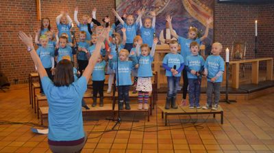 Tverlandet barnegospel synger i Tverlandet kirke.