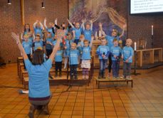 Tverlandet barnegospel synger i Tverlandet kirke.