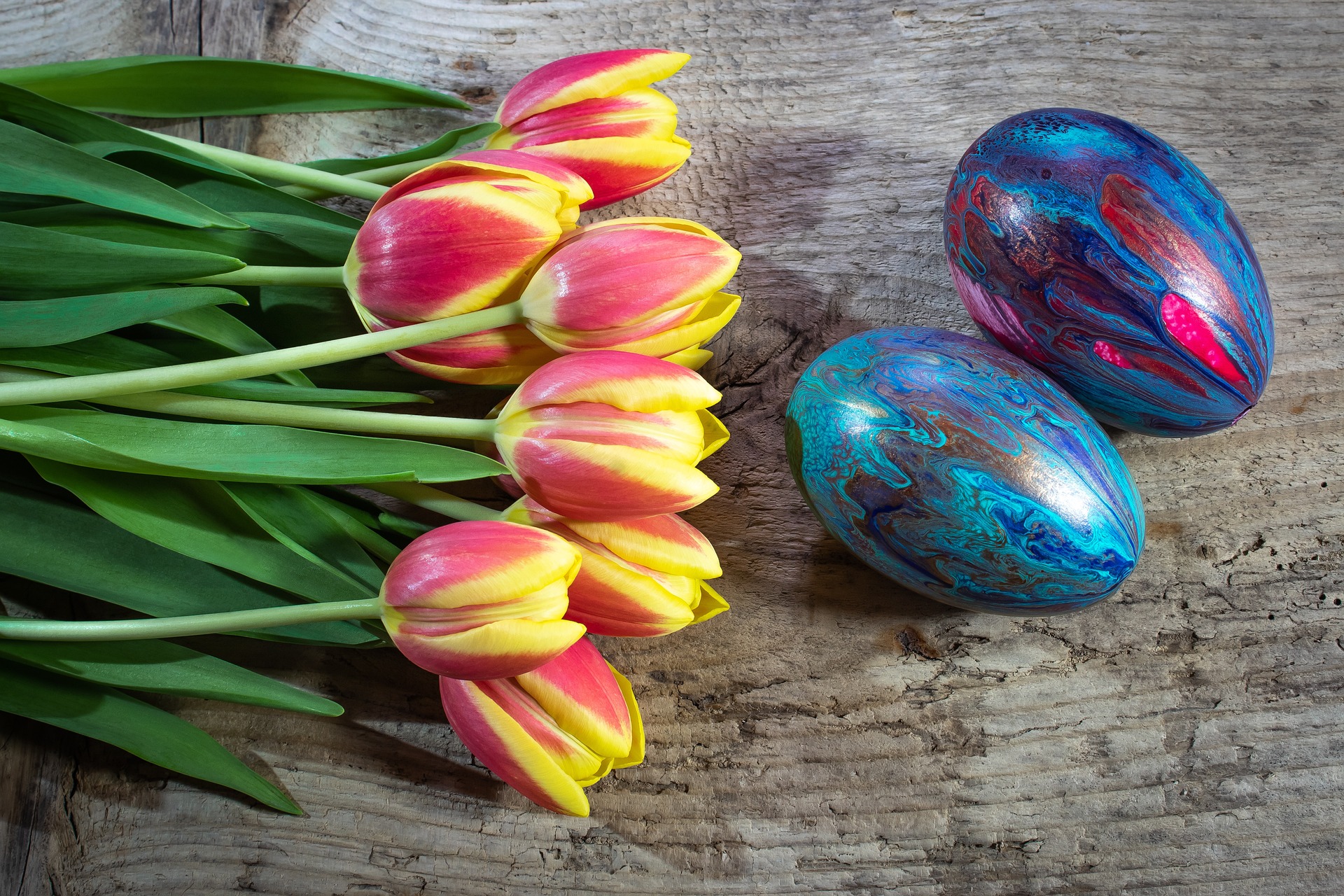 Illustrasjonsfoto. En bukett tulipaner og påskeegg på et bord.