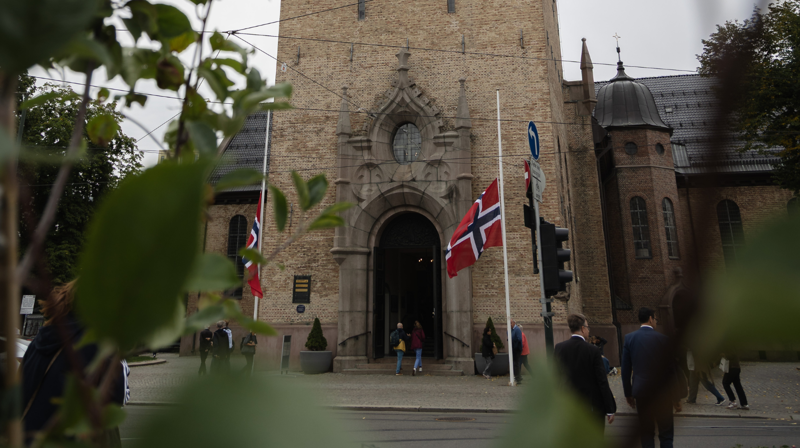 Oslo domkirke med flagg på halv stang – Foto: Hans Jakob Heimvoll / Den norske kirke