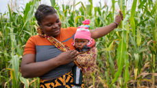 – Gjennom dette har eg fått ei inntekt, fortel Winnie Milambo, her med dottera Tendai Mwela (åtte månader). Foto: Håvard Bjelland