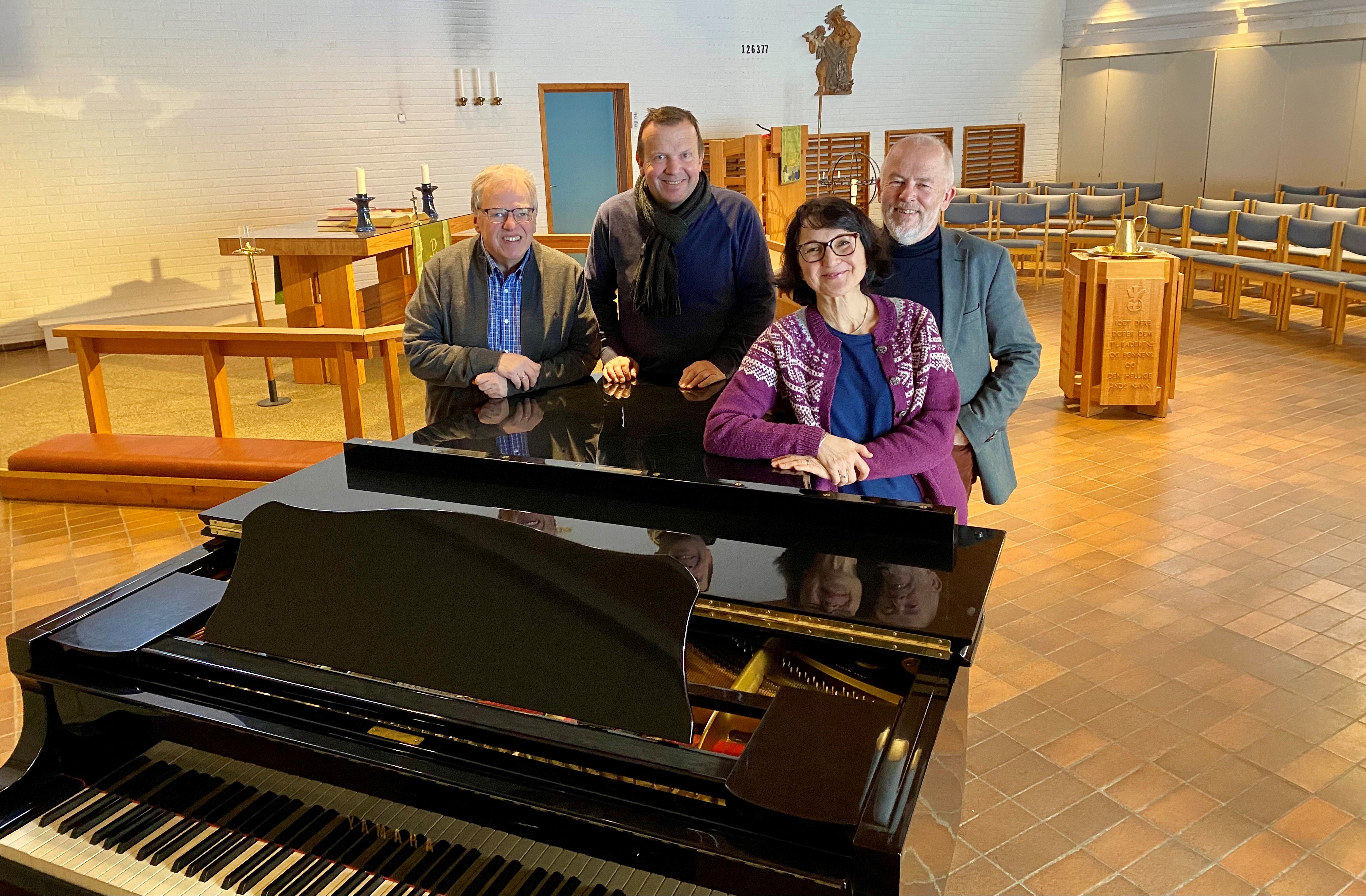 Kulturkomiteen i Fjell kirke ønsker velkommen til et spektakulært 40-års jubileumsår. F.v: Per Roar Ekeland, Christoffer Tjelle, Galina Trintsoukova og Ivar Flaten. Foto; Elisabeth Helgeland Wold