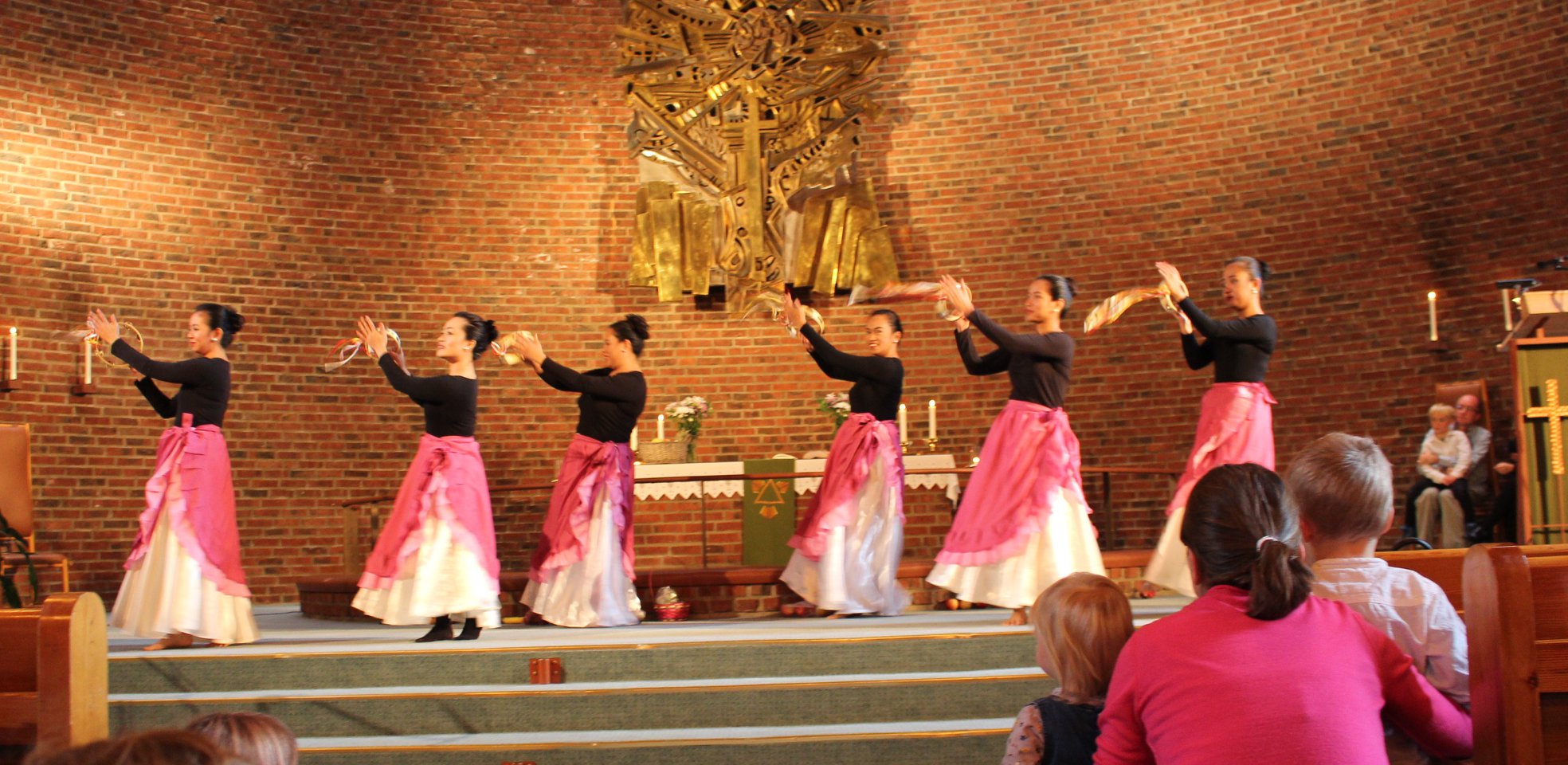 Internasjonalt fellesskap i Åssiden kirke. Drammen Filipino Dance Group i takkedans etter nattverd i en pinsegudstjeneste.