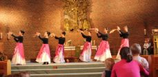 Internasjonalt fellesskap i Åssiden kirke. Drammen Filipino Dance Group i takkedans etter nattverd i en pinsegudstjeneste.