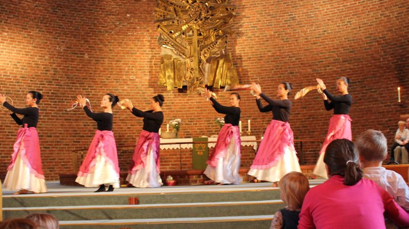 Internasjonalt fellesskap i Åssiden kirke. Drammen Filipino Dance Group i takkedans etter nattverd i en pinsegudstjeneste.