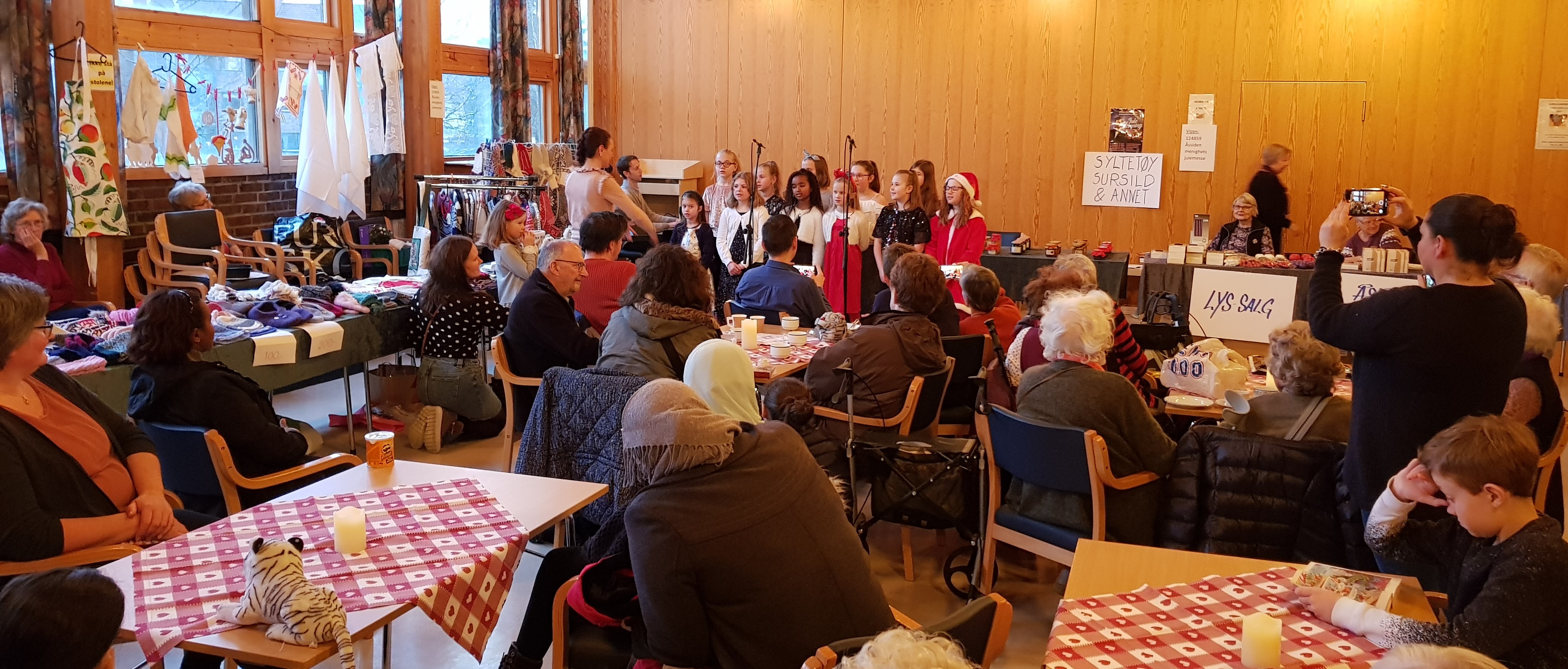 Fra Julemessa i Åssiden kirke. Her er mange frivillige engasjerte.