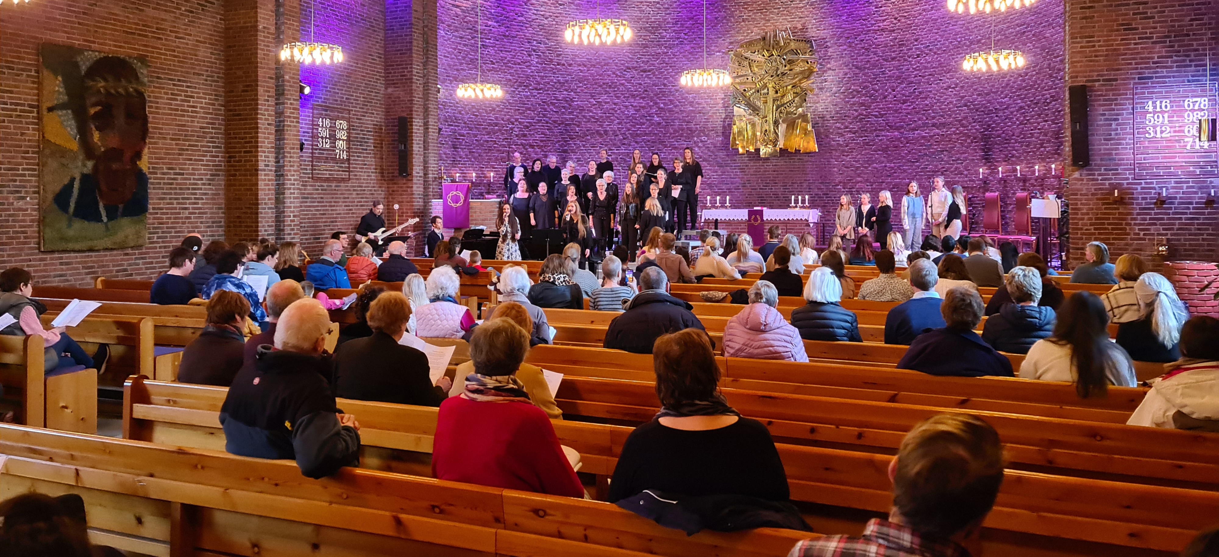 Fra en allsang-kveld med flere kor i Åssiden kirke.