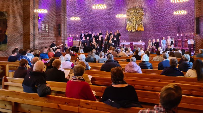 Fra en allsang-kveld med flere kor i Åssiden kirke.