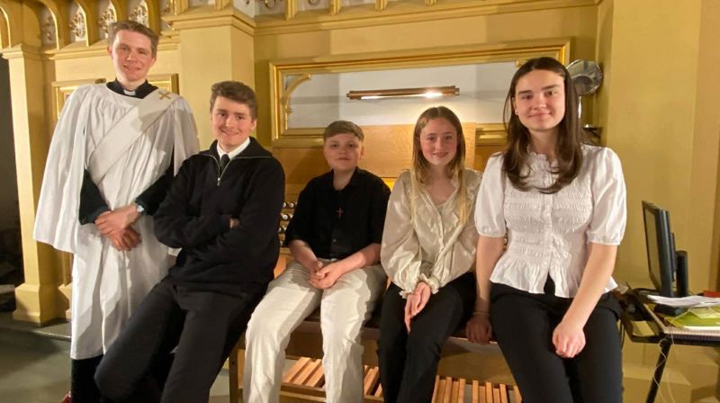 Orgelelever sammen med kantor Jon Martin Høie.