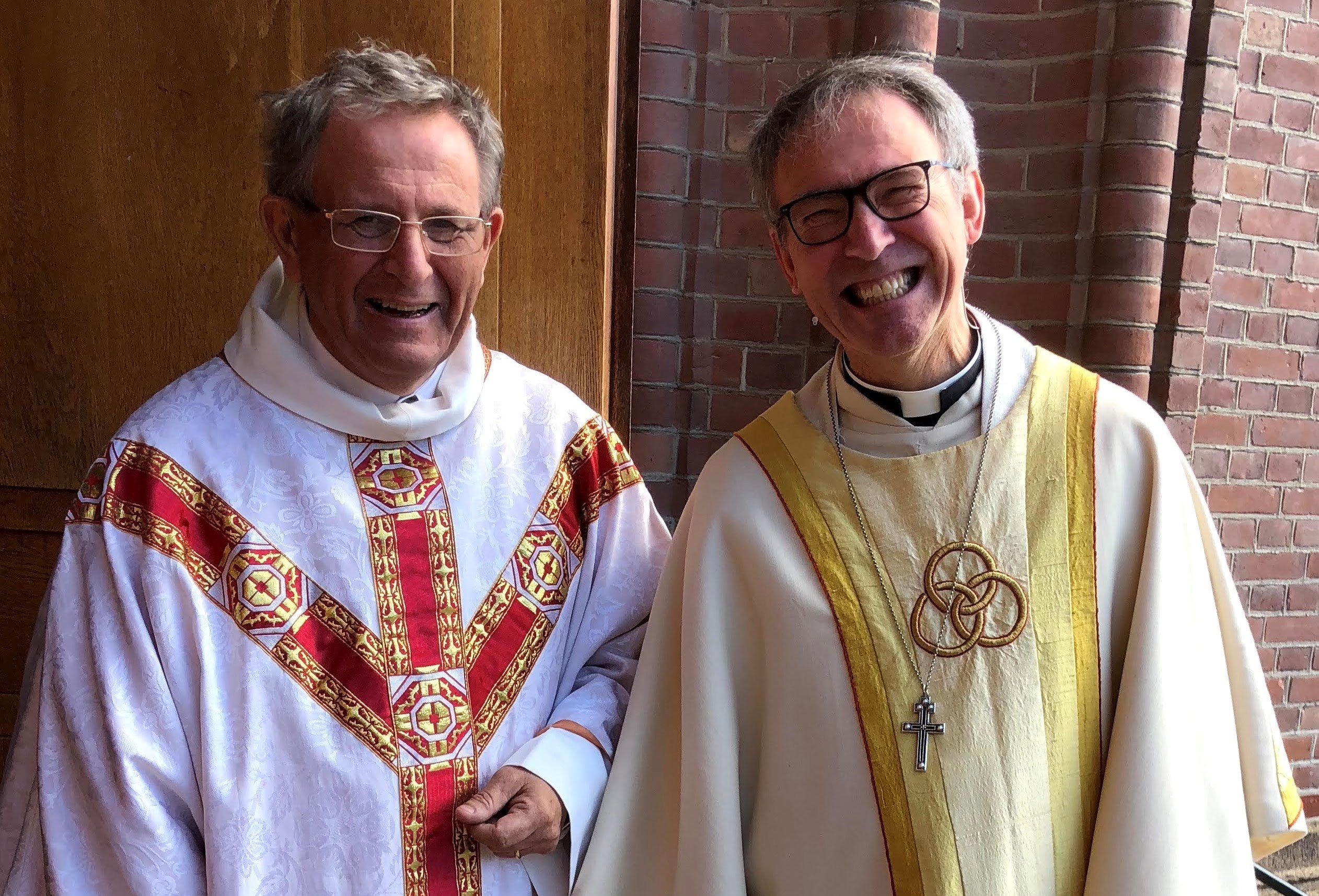 Professor em. Øyvind Molland Norderval og prost em. Kjell Ivar Berger utenfor Bragernes kirke (Foto: Sol Jølberg)