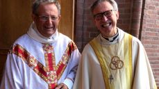 Professor em. Øyvind Molland Norderval og prost em. Kjell Ivar Berger utenfor Bragernes kirke (Foto: Sol Jølberg)