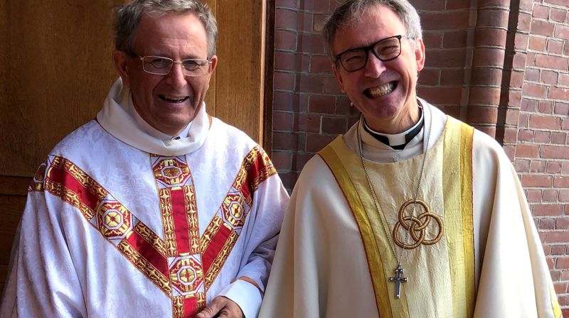 Professor em. Øyvind Molland Norderval og prost em. Kjell Ivar Berger utenfor Bragernes kirke (Foto: Sol Jølberg)