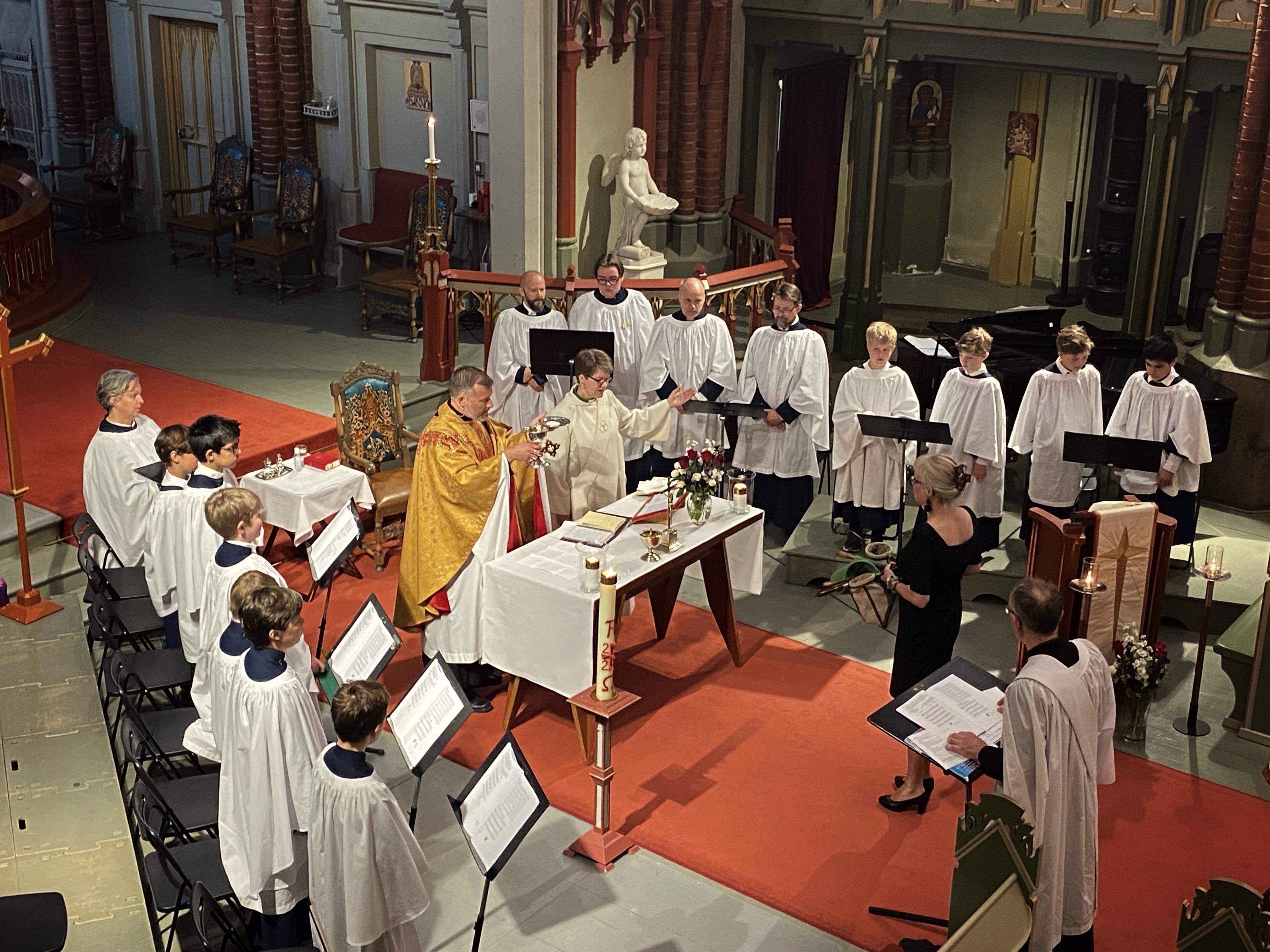 Det gylne messehakelet i bruk i familiemesse i Bragernes kirke