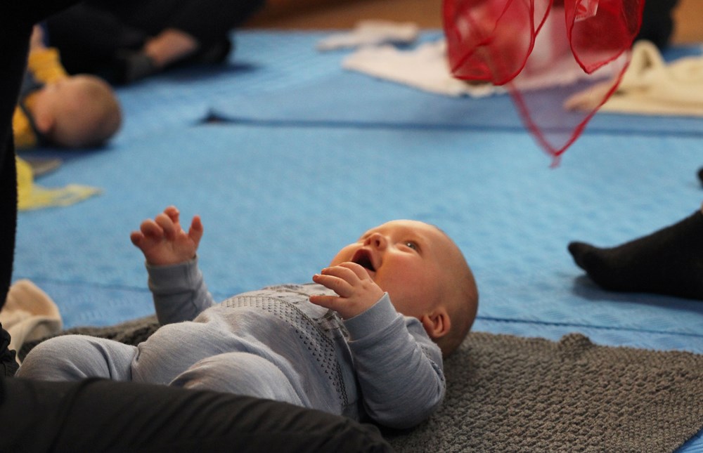 Barn og voksne i ring som leker