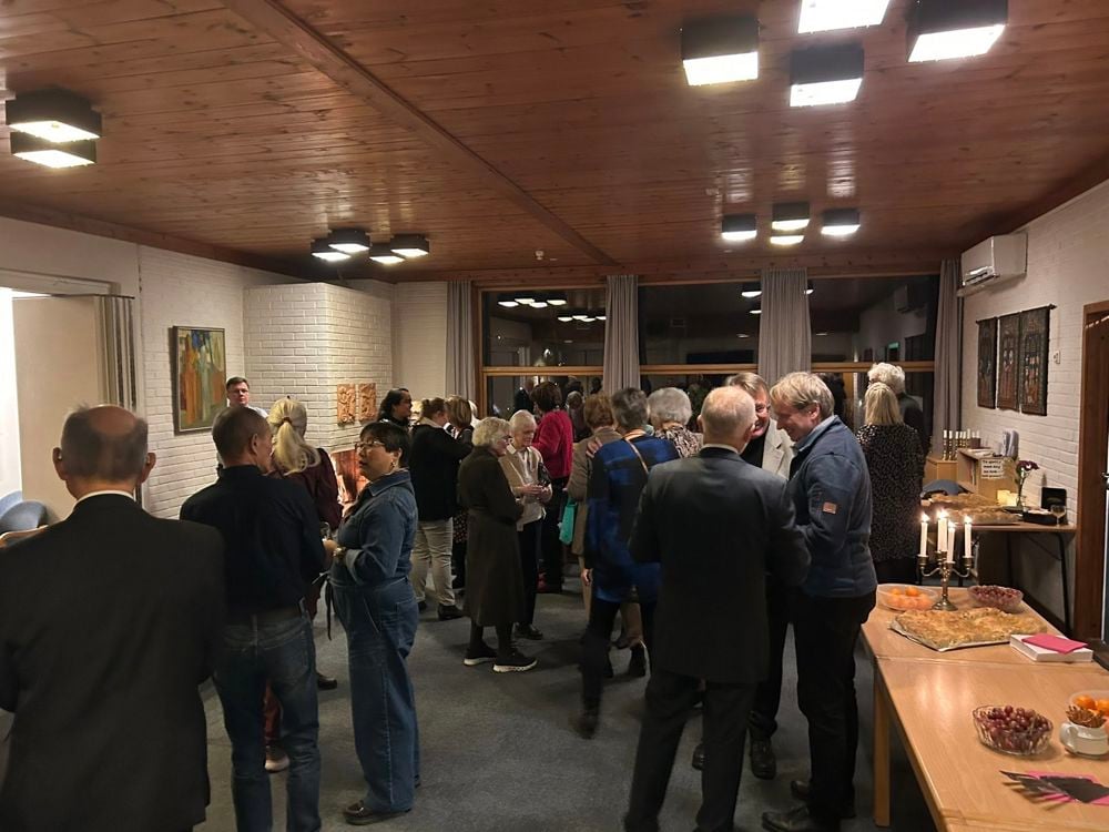 Gjestene mingler i peisestua