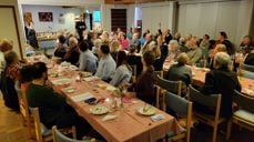 Sokneprest Christoffer Tjelle taler til de frivillige