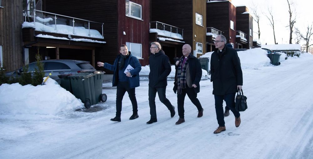 Biskopen og hans følge på vei under visitasen i Austad Fjell menighet