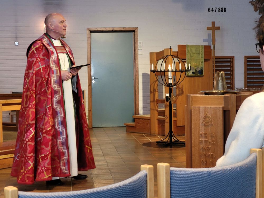 Biskop Jan Otto holdt prekenen under visitasgudstjenesten