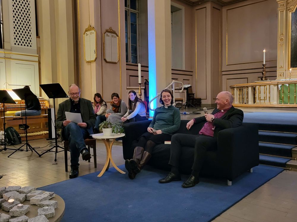 På kvelden 5. februar ledet journalist Kim Holtan "salmedate" i Strømsø kirke der biskopen og diakon Signe Myklebust snakket om salmer - og inviterte forsamlingen til å synge med.