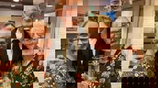 Ingeborg og Egil fra JA-priskomiteen sammen med den glade prisvinneren