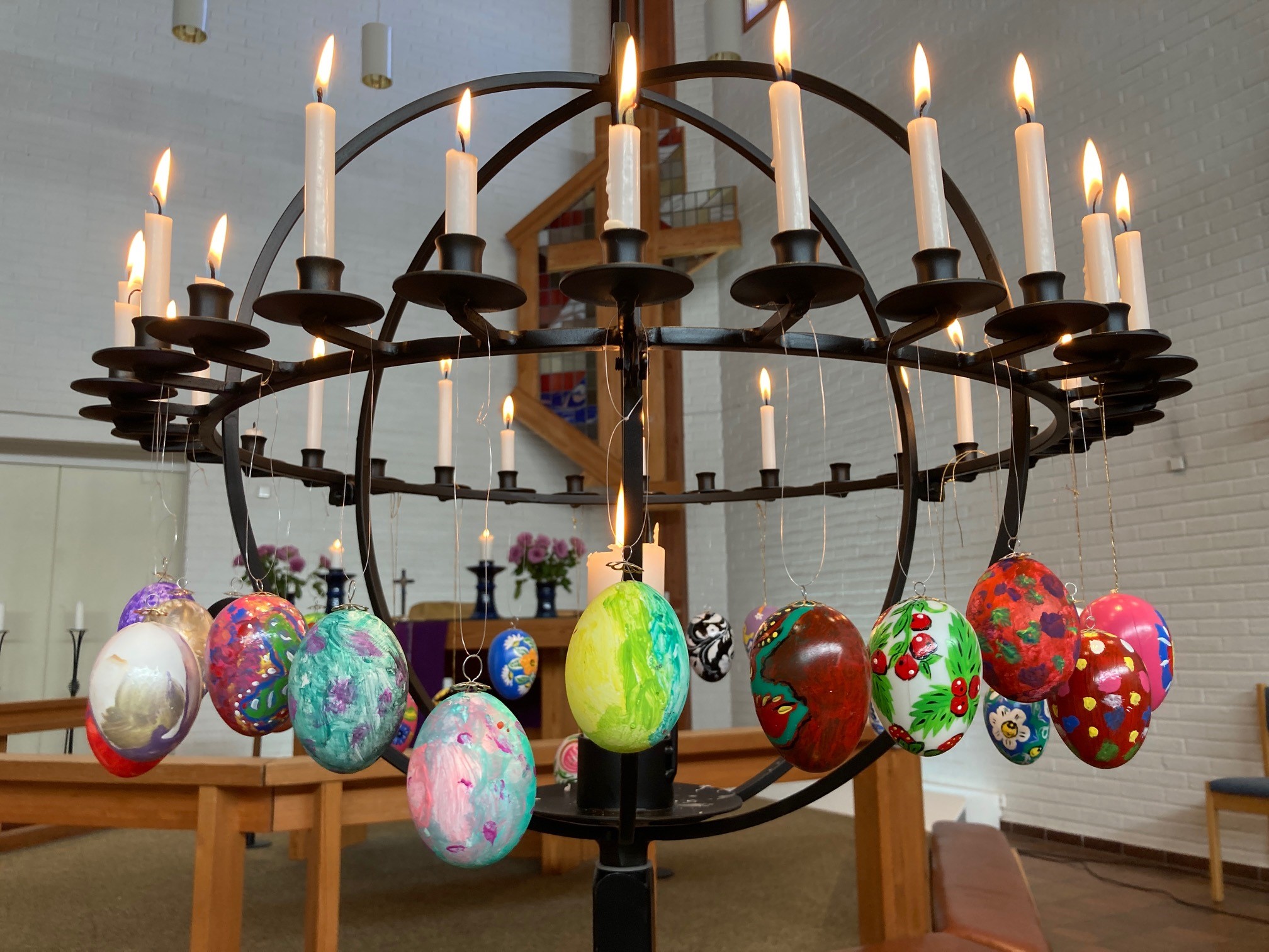 Velkommen til gudstjeneste for små og store, med påsken som tema