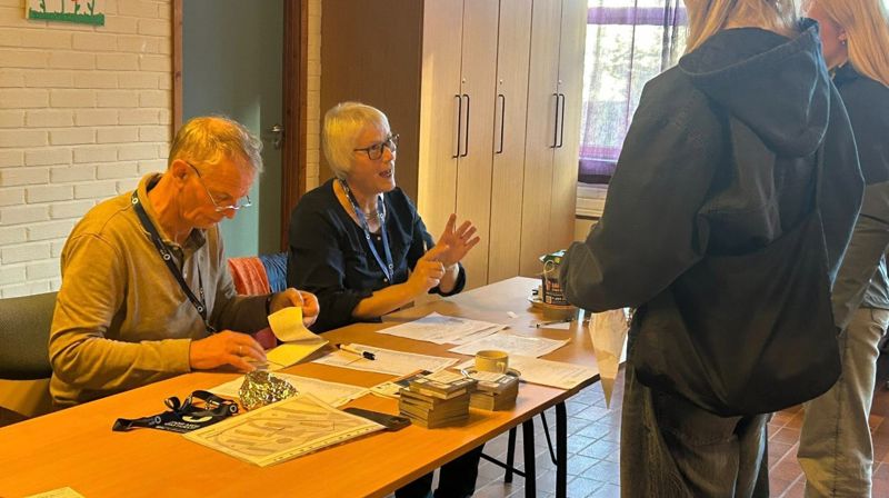 Helge og Eilin deler ut bøsser