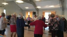 Glade dansere i peisestua