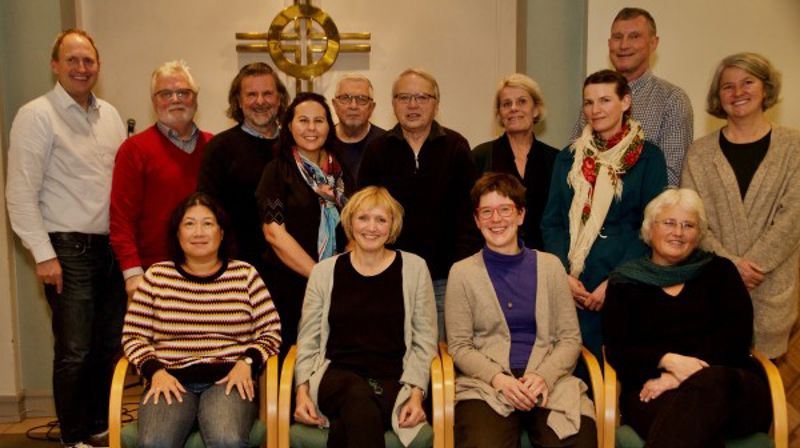 Bak fra venstre: Stig Pedersen, Harald Dahl, Svein Beksrud, Kristin Hagland, Jan Jelge Wigren, Bjørn Petter Morken, Mette Liang, Anne Stavnes von Krogh, Morten Almsbakken og Benita Christensen. Forran fra venstre: Helle Marie Brandsrud, Marit Skaar Skogesal, Karoline Faber og Ingun storli Nielsen. Janne Vevik Huseby var ikke til stede da bildet ble tatt.