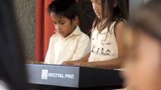 Musikkskolen: Logan og Shahina er begge elever ved musikkskolen på Lavosoa. Foto: Eirik Sandstø