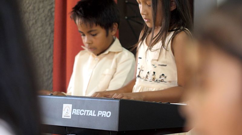 Musikkskolen: Logan og Shahina er begge elever ved musikkskolen på Lavosoa. Foto: Eirik Sandstø