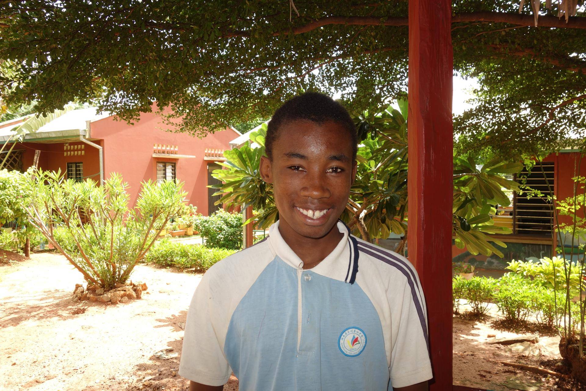 NORBERT: Én av mange elever som i utgangspunktet ikke har mange muligheter til utdanning på Madagaskar. Takket være støtte fra NMS og inkluderingsprosjektet Miara Minatra, får også Norbert en utdannelse. FOTO: Sonja Angela Kúspert