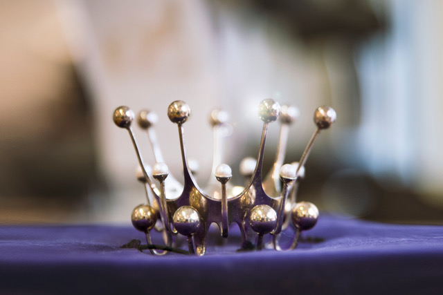 Kronen i rent sølv har tynne "spisser" opp med kuler på toppene.