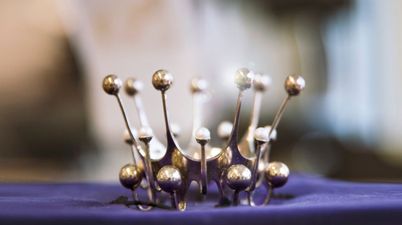 Kronen i rent sølv har tynne "spisser" opp med kuler på toppene.