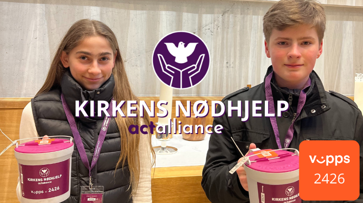 To av våre konfirmanter, Mailinn Frogner (t.v.) og Varg Myrvang (t.h.), er klare for årets fasteaksjon! Her er de avbildet med hver sin bøsse, med logoen til Kirkens Nødhjelp. I høyre hjørne er vippskoden til Fasteaksjonen, 2426.