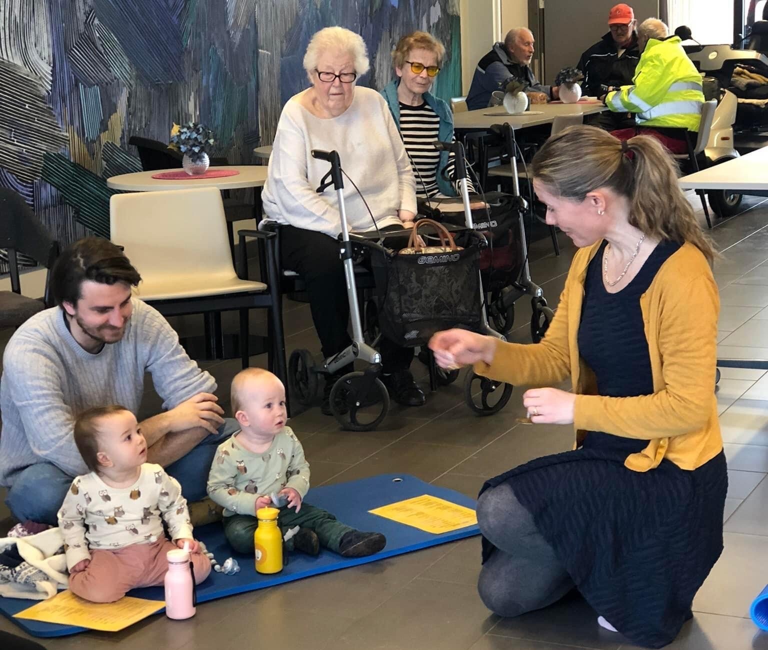 Menighetsmusiker Svanhild har Babysang på Ullerud helsehus