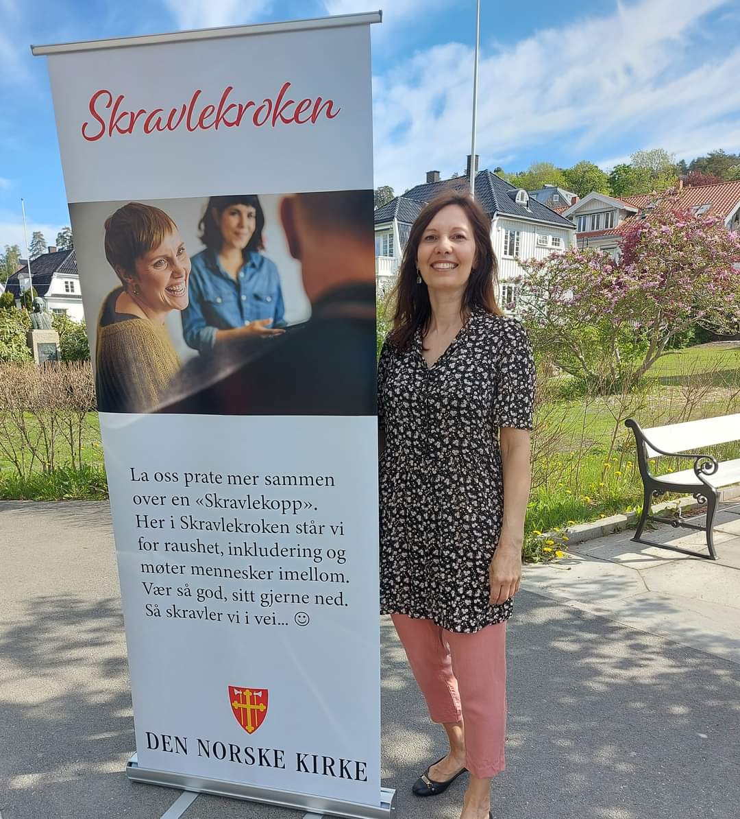 Helena med en Roll-up som reklamerer for Skravlekoppen