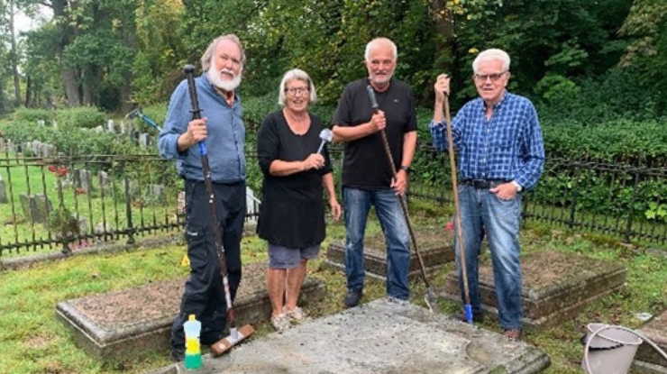 Geir Myrseth, Jan Kåre Øien, Eva Hageland, Morten Svinndal og Einar Johannessen stilte opp med bøtter og koster en mandag i september