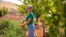 Rachelle og Sanaa er begge glade for at landsbyen Deir El Ghazal nå har fått tilgang på rent vann. Vannet kommer både libanesere og syriske flyktninger til gode. Straks er det tid for Kirkens Nødhjelps fasteaksjon, der over 40.000 konfirmanter skal ut å gå med bøsse for rent vann.