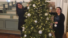 Elin Wood og Beate Koldal pynter juletreet i Bakkebø kirke.