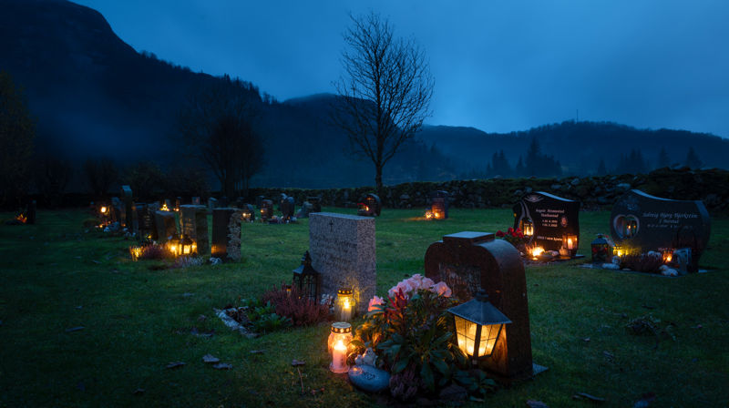 Det er et flott syn å se alle lysene som er tent på gravene rundt Helleland kirke. Foto Ivar Barane