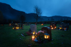 Det er et flott syn å se alle lysene som er tent på gravene rundt Helleland kirke. Foto Ivar Barane