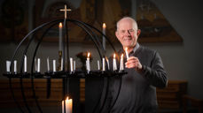 For supervikaren Reidar Bjaanes (71) er det viktig å formidle fredens lys inn i folks liv uansett om man er gammel eller ung. Foto Ivar Barane