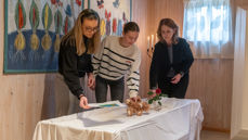 Lina Omdal og Otilie Dyrsand fikk være med Selma Puntervoll når hun viste hva man gjør når man skal ha syning i bårerommet. Foto: Ivar Barane