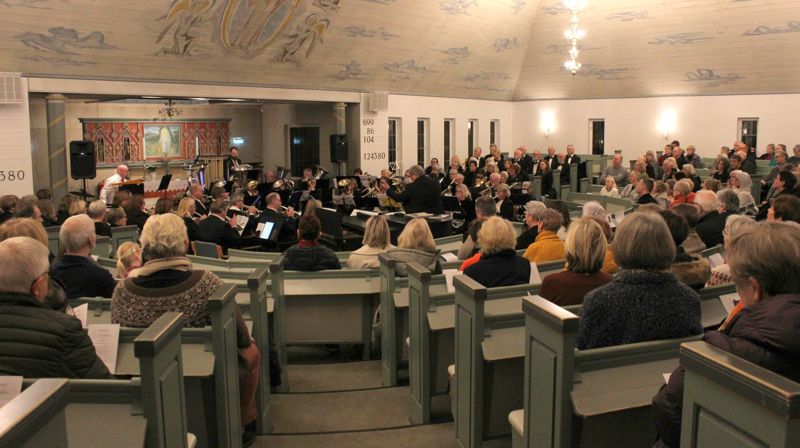 Korps- og kormusikk på sitt beste! Egersund Brass, Hinna Brass og Chorus leverte en strålende adventskonsert i Bakkebø kirke. 