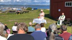 Sokneprest Pål Wirkola hadde gudstjeneste på Stråholmen i Kragerø. Foto: Gyrid Espeland